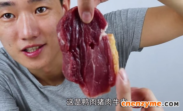 ▲▼揭密重組肉過程,網紅竟用膠水神奇黏合牛豬鴨。
